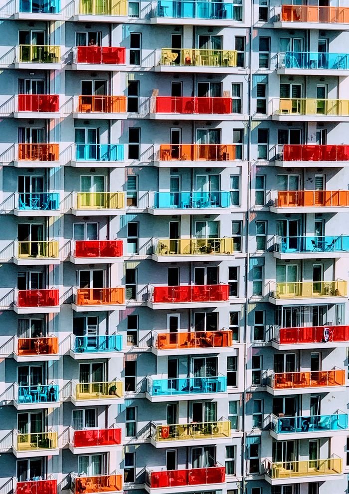 Home Vibrant facade of apartment building in Karşıyaka, İzmir, featuring colorful balconies.